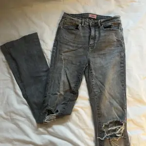 Säljer dessa jeans från only, de är midwaistoch i storlek S/34 (jag är 170)Jag fraktar endast hör av er om ni har frågor❤️