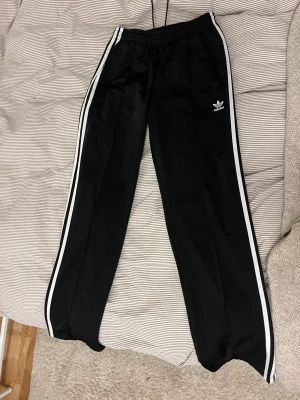 Adidasbyxor Firebird Trackpantd - Säljer ett par nästintill oanvända Adidasbyxor. Köpta för några månader sen och kommer aldrig till användning. Strl 36 och köpta för 750kr🌸