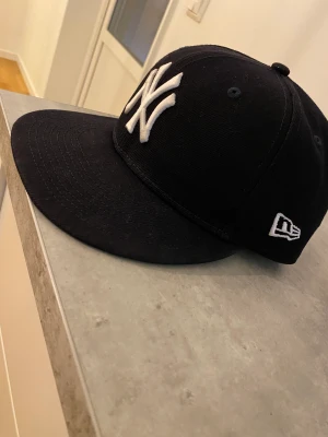 NEW ERA KEPS  - Tja, säljer min New Era keps i skick 9/10.Pris kan diskuteras 😁