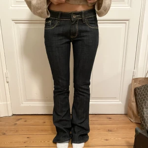 Lågmidjade bootcutjeans med gulddetaljer  - De perfekta jeansen😍 Guldiga sömmar som gör dem extra coola!