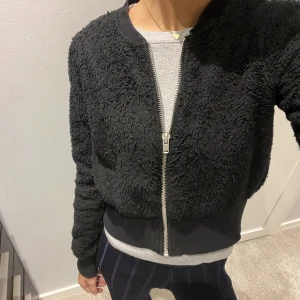 Teddy Jacka tunn  - Jättesnygg, trendig kofta/tunn jacka i Teddy. Kortare i modellen, snyggt med vit T-shirt under!!
