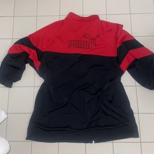 Vintage Puma kofta - Storlek s-m. Vintage retro och knappt använd. Fint material, kan tänka mig mötas upp. 