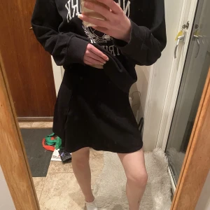 Svart kjol - En basic svart kjol med dragkedja bak från h&m divided💕Använd 1 gång och är felfri. Strl. XS och är högmidjad☺️