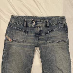 Jag säljer dessa superfina lågmidjade jeans från Diesel, eftersom de tyvärr har blivit lite för stora. Superfint skick! (bortsett från att de är lite upptrampade nertill) 🤩💞