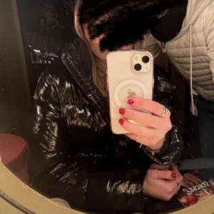 Svart glansig vinterjacka  - Säljer denna mörkblå (ser svart ut ibland) glansiga varma dunjacka från Tommy Hilgifer. Köpt för 2 år sen men använd i omsorg så den är i väldigt bra skick. Det är en herrmodell men passar båda.  Skickar fler bilder vid intresse!❣️Nypris ca 3000kr. 