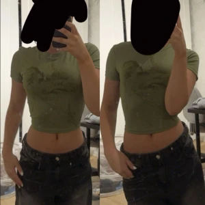 Grön tight T-shirt med coolt tryck - Mindre T-shirt med coolt tryck. Materialet är väldigt skönt, och nästan lite som träningskläder