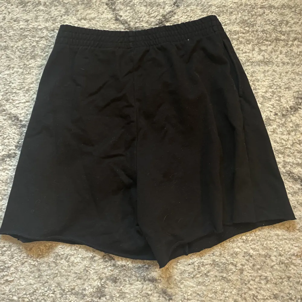 Svarta lång shorts från H&M i stl S. Bra skick! . Shorts.