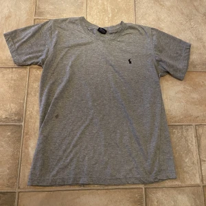 Ralph lauren T-shirt  - Det är en tisha från Ralph lauren har bara en liten fläck på sidan av tröjan, bara att tvätta av de annars är den som ny😊