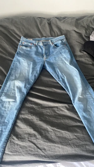 Jeans - Ljusblå jeans ifrån levis. Modell 512. Väldigt bra skick, hör av dig vid frågor!