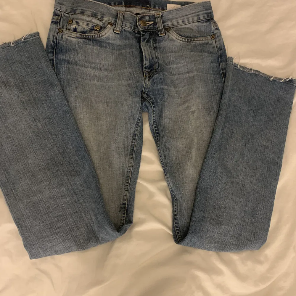 Skitsnygga jeans från Acne Jeans. Dom är använda sparsamt dock är dom uppsprätta där nere men det är ingenting man tänker på💕. Jeans & Byxor.