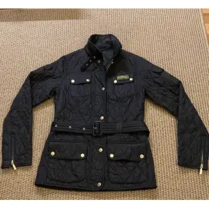 Barbour jacka, tunn täckjacka i stl 32, fint skick men behöver en tvätt! Super söt nu till hösten 