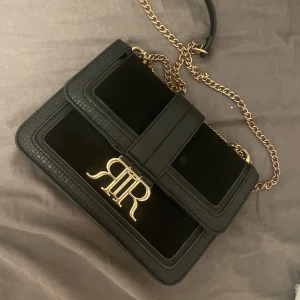 River island väska  - Super fin river island väska köpt i london för 600kr. Super fint skick inga defekter. Priset är diskuterbart