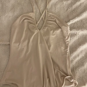 Body beige / topp - Värdens finaste body, man kan sitta den på olika sätt. Jag är inte bekväm i bodys vilket resulterar i att jag bara fått användning av denna 1 gång tyvärr.☺️