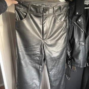 raka skinnbyxor  - Skinnbyxor som är raka i modellen och har hög midja, mjukt material innuti