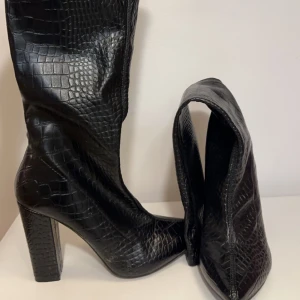 Stövlar med klack - Svarta stövlar med klack från Nelly. Ord pris:599 Säljer för 250+frakt  Använda 1 gång