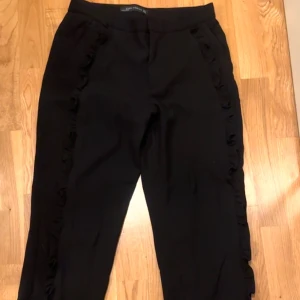 Zara Kostymbyxor med detaljer  - Säljer dessa kostymbyxor från Zara med volanger som detaljer på sidorna💗