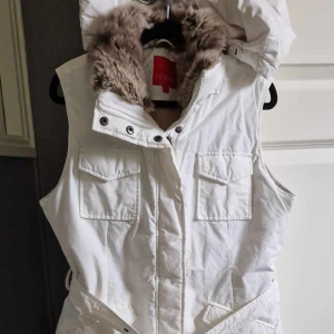 Super snugg Väst med päls och luva - Perfekt Nu Till hösten och vintern med en varm go tröja under 