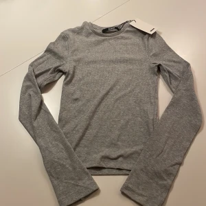Grå tröja - Här är en oanvänd grå långärmad. Jag har alltså aldrig använt den här så den är i väldigt bra skick. Storlek xs
