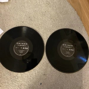 eminem vinyl - säljer mina the slim shady LP eminem vinyl skivor, jättefint att ha på väggen eller på en hylla eller om man vill spela dom.