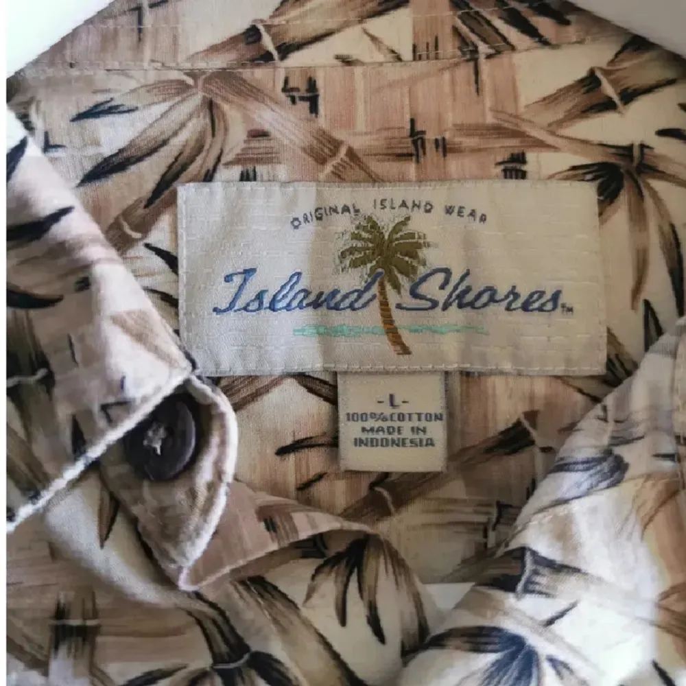 Vintage Hawaiiskjorta, Köpt på Beyond Retro, Samma såld på Ebay för ca 230 kr, Tveka inte på att kontakta vid frågor eller intresse (: . Skjortor.