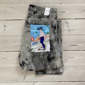 Eytys jeans - Säljer mina snygga ormskinnsmönstrade jeans från Eytys i storlek W27L32💛De är helt oanvända då de är för små för mig