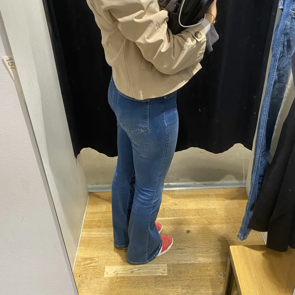 Blå Vero Moda jeans som jag inte använder! Köpta för 459kr säljer för 200kr!  De är inte använda många gånger! Har alltså inga defekter!. Jeans & Byxor.