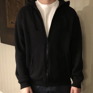 Svart ziptröja H&M - Ziptröja ifrån H&M, bra skick, normal i storlek