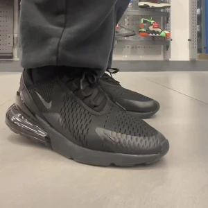 W AIR MAX 270 - 270s som tänkte säljas, använd ett få tal gånger. Har ett jätte litet hål men de syns knappt. Vid fler bilder kom privat.