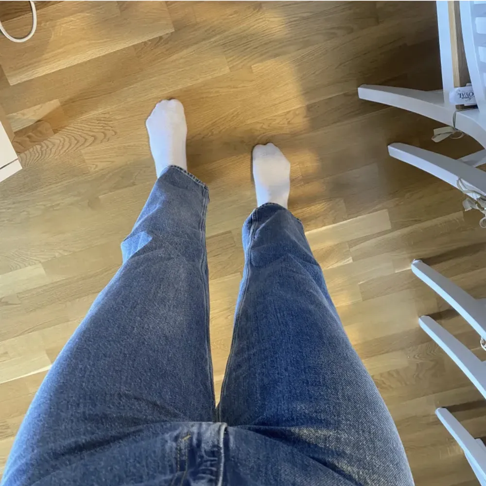 Blå raka jeans från monki i Stl w29, aldrig använda. Nypris 400kr. Jeans & Byxor.