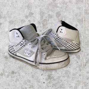 Vita DC shoes Sneakers - Ett par snygga DC skor i läder. Chunky och fett feta till ett par baggyjeans. Herrstorlek 40, nypris 950 kr. I fint skick ✨ För fler bilder eller frågor kontakta mig :)