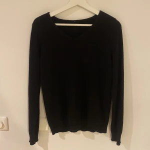 Svart stickad tröja  - Jag har klippt bort lappen så jag vet inte vilken storlek det är men gissar på S/M eftersom det är det jag brukar ha. V-ringad. 