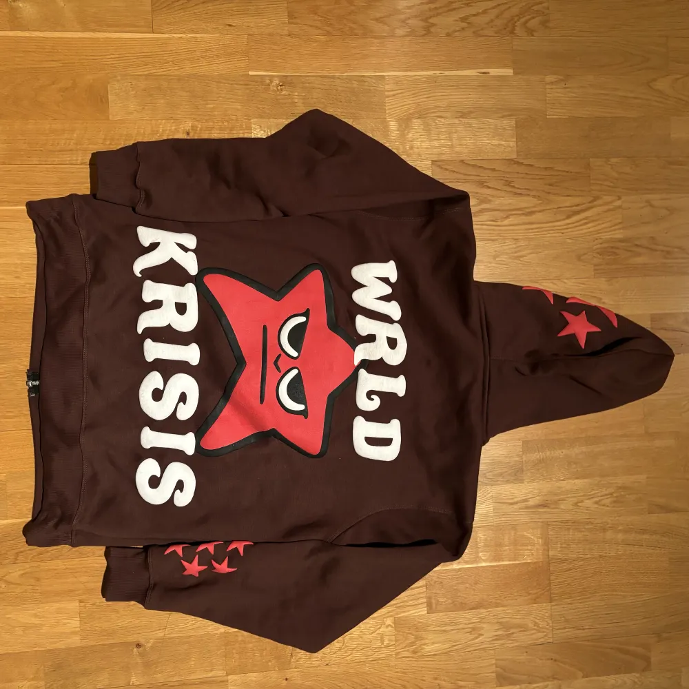 Riktigt fet wrld krisis Hoodie, aldrig sätt någon bära denna. Dragkedjan går hela vägen upp och tröjan är riktigt bekväm. St S. Säljer den på grund av att den bara ligger i garderoben och passar inte min personliga stil. . Hoodies.