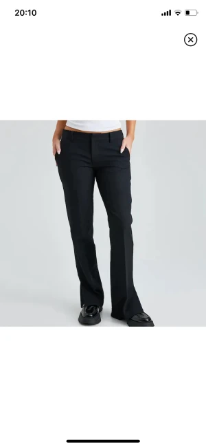 Bikbok kostymbyxor  - Säljer mina super snygga lågmidjade kostymbyxor från Bikbok🤍slutsålda i storlek, nypris 499🤍slitsen är igen sydd men inga defekter annars🤍skriv vid intresse!