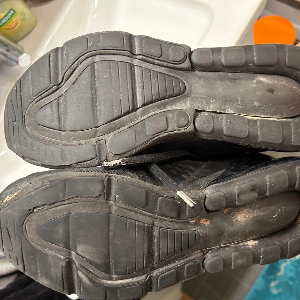 Säljer skorna för jag inte använder de längre, har gott sönder lite vid högra tån men luft bubblan är hel. Det är bara tvätta de lite så ser det nya ut, skriv om ni har frågor . Skor.