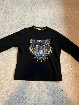 Konzo tröja - Svart kenzo tröja ny skick. Storlek M. Jag säljer den så billigt för att jag bara vill bli av med den. Pris kan diskuteras.