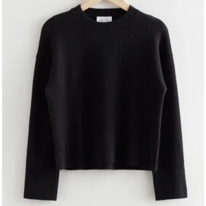 Stickad tröja  - Säljer denna fina stickad tröjan från Other stories, så skööönn!!💓💓storlek L men sitter som S/M