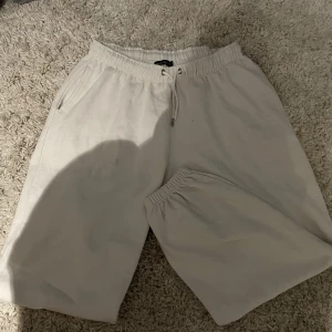 Vita mjukis byxor  - Lite fläckar på baksidan 