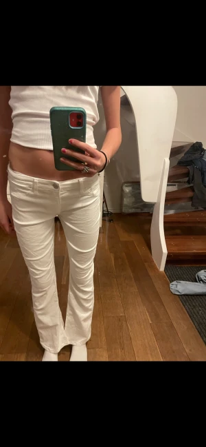 Lågmidjade jeans - Jätte fina och framförallt sköna lågmidjade jeans. Har andvänt dem ungefär 3 gånger (köpte dom för 350kr)