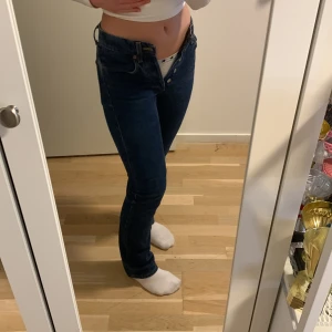 Mörkblåa vintage bootcut jean  - Säljer för att de är lite små på mig! Jag är 165 och de är små i midjan på mig!