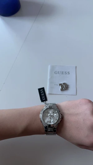 Silver klocka  - Jätte fin silvrig klocka från guess❤️säljer då jag använder guld smycken , har tagit bort 1 del men den följer med utifall man vill sätta tillbaka den! Nypris 2000