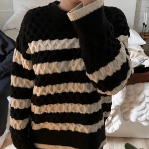 Stickad tröja - Stickad tröja från Gina Tricot, väldigt gott skick i storlek S. Säljer pga inte använder längre. Jättemjuk och inte alls sticksig🖤🤍