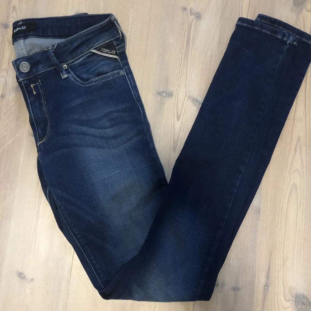 Replay jeans blå hyperflex, lite mindre storlek passar perfekt för någon 160/165 . Jeans & Byxor.