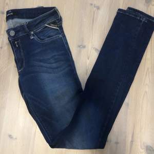 Replay jeans blå hyperflex, lite mindre storlek passar perfekt för någon 160/165 