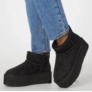 Uggs plattform  - Säljer dessa helt oanvända uggs liknande skor med plattform från bubbleroom, helt slut i storlek. Nypris 799 säljer för 500kr. Säljer då jag valde fel sotrlek o ej kan returnera. Köp via ”köp direkt”🩷