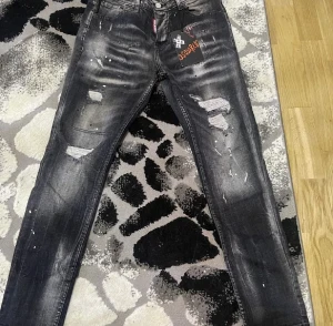 Äkta Dsquared byxor i slim fit - Äkta svart grå dsquared byxor i slim fit