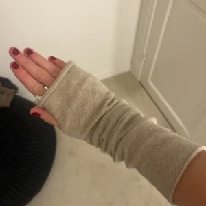 Torgvantar - Säljer dessa torgvantar i kashmir från Lisa yang. Finns ett litet hål i ena vanten skriv för bild!!