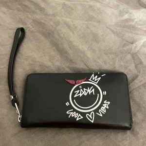 Plånbok - En super fin ”plånbok/handväska” från Zadig som inte sälja längre. Den är helt oanvända och är köpt i en Zadig butik. Nypris är ca 2200kr❤️