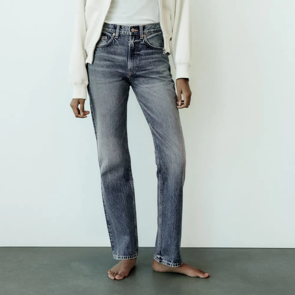 Denna modell är mer straight jeans men var för små för mig. Prislappen är kvar och de är alltså i nyskick!. Jeans & Byxor.