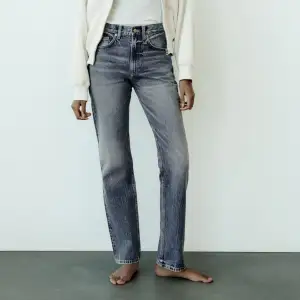 Denna modell är mer straight jeans men var för små för mig. Prislappen är kvar och de är alltså i nyskick!