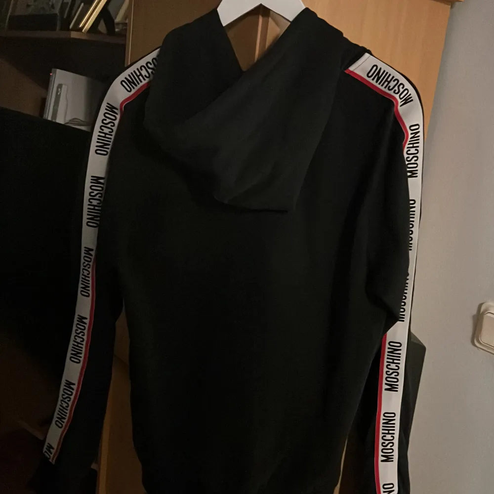 Säljer min sköna Moschino tröja i storlek M, köpt äkta från mainline menswear i uk kvitto finns. Mycket bra skick inga stora deffekter Köpt för 2.400 Säljer pga tröttnat på den . Hoodies.